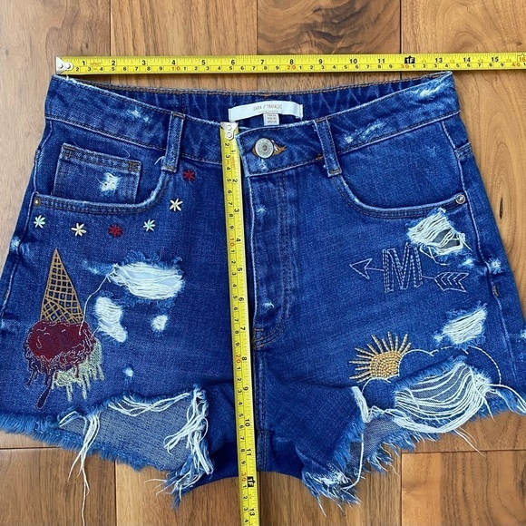 ZARA Embroidered Distressed
Ripped Denim Jean Shorts Frayed Hem, sz 2 - Picture 13 of 15